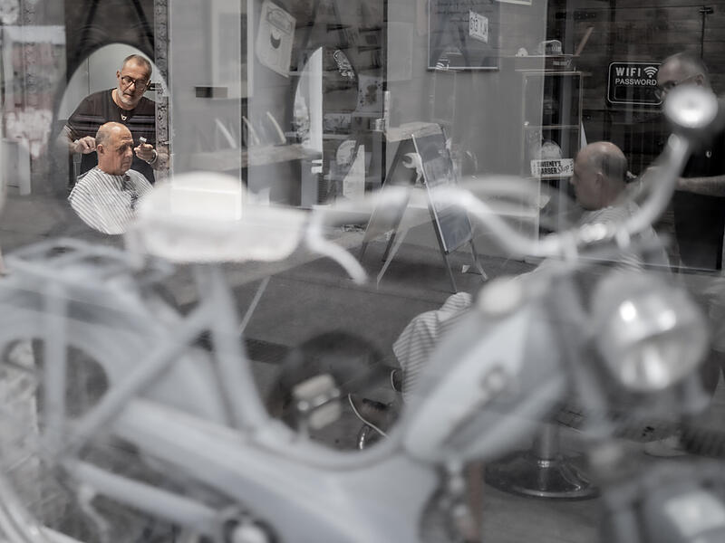 "Coiffeur" von Thomas Mayer ist das Gewinnerbild in der Kategorie "Kreative Spiegelungen" beim Blende Fotowettbewerb 2022.