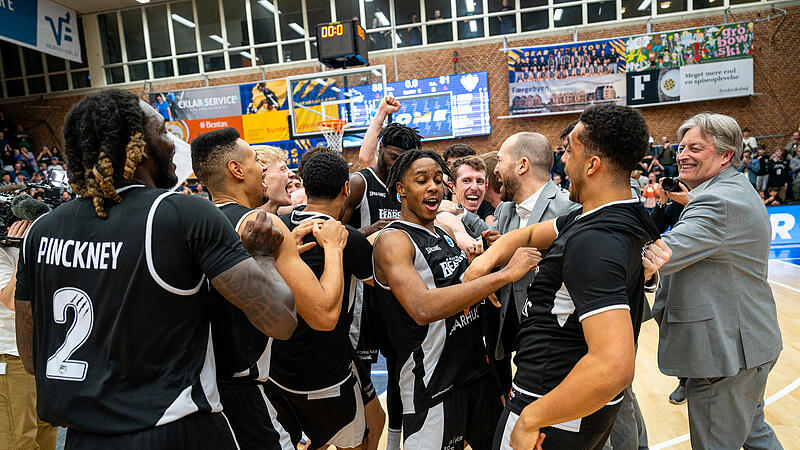 Riesenfreude bei den Bakken Bears nach dem Finaltriumph &uuml;ber CSO Voluntari.