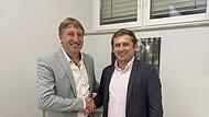 Jan Gawlik (Ramsthaler Liste) (links) wurde von Bürgermeister Rainer Morper als Listennachrücker im Gemeinderat vereidigt.