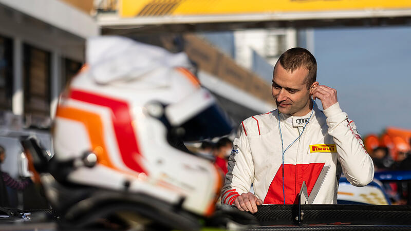 Christopher Haase macht sich bereit für einen Rennstart beim FIA GT World Cup 2023 in Macau.