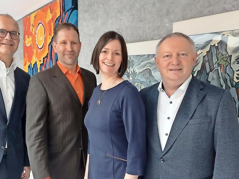 Landrat Thomas Bold (von rechts) mit der zuk&uuml;nftigen Gesch&auml;ftsf&uuml;hrerin des Jobcenters, Franziska Schnitzer, dem aktuellen Gesch&auml;ftsf&uuml;hrer Stephan Herrmann sowie dem Vorsitzenden der Gesch&auml;ftsf&uuml;hrung der Agentur f&uuml;r Arbeit Schweinfurt, Richard Paul...