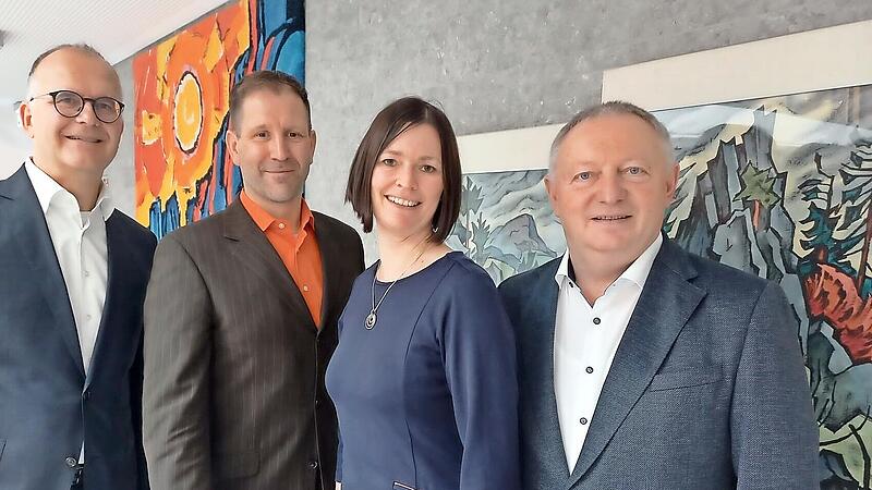 Landrat Thomas Bold (von rechts) mit der zuk&uuml;nftigen Gesch&auml;ftsf&uuml;hrerin des Jobcenters, Franziska Schnitzer, dem aktuellen Gesch&auml;ftsf&uuml;hrer Stephan Herrmann sowie dem Vorsitzenden der Gesch&auml;ftsf&uuml;hrung der Agentur f&uuml;r Arbeit Schweinfurt, Richard Paul...