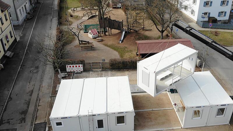 Innerhalb weniger Stunden waren die sieben Container-Module auf das Fundament gestellt und miteinander verbunden. Hier schwebt gerade der mittlere Teil des Gruppenraumes ein (ganz links die Sanit&auml;rr&auml;ume, daneben der Eingangsbereich, der noch ein Vordach erh&auml;lt, dann der Gruppen- und Schlafbereich).