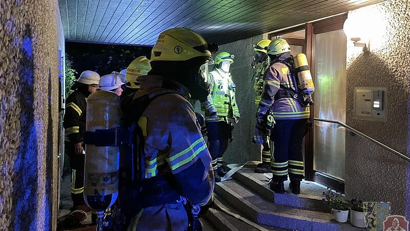 Die Feuerwehrleute begaben sich mit schwerem Atemschutz ins Haus.