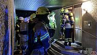 Die Feuerwehrleute begaben sich mit schwerem Atemschutz ins Haus.