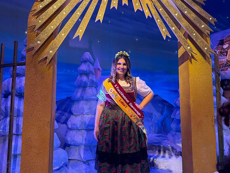 Forchheimer Bierkönigin Luisa Zametzer überglücklich bei Florian SilbereisenWeihnachtshaus in Drügendorf von den Leopolds