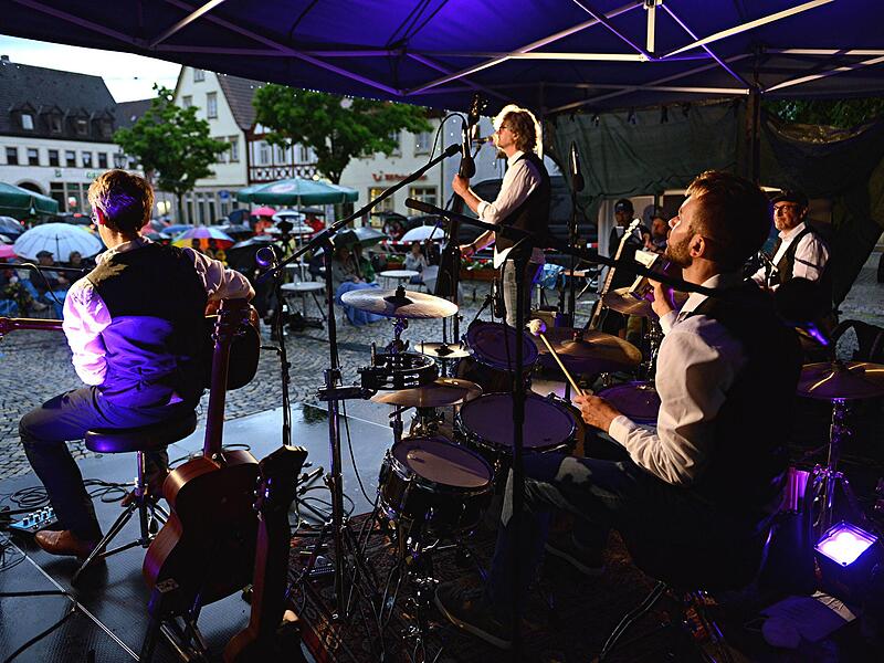 Huebnotix aus Bayreuth gaben ein Open-air-Konzert in Haßfurt.