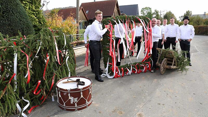 Quadratisch, praktisch, gut: Der Kranz f&uuml;r den Kauernhofener Kirchweihbaum ist ein Hingucker.Forchheim & Fr&auml;nkische Schweiz