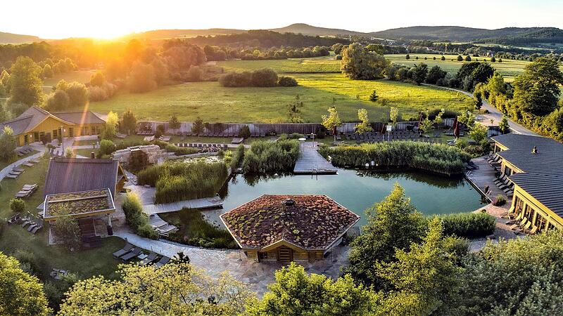 Jenseits des Zauns, hinter dem Naturbadesee, entsteht bis Ende 2026 die Erweiterung der Saunalandschaft der Obermaintherme auf zus&auml;tzlichen 6000 Quadratmetern Fl&auml;che.