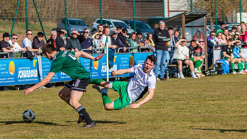 Simon Erhardt (weiss), geht nach einem Zweikampf mit dem Mainleuser Rizah Ramadami zu Boden.