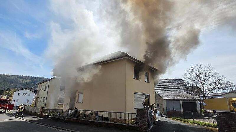Wohnhausbrand in Neustadt bei Coburg: Mehr als einhundert Rettungskr&auml;fte k&auml;mpften gegen die Flammen.