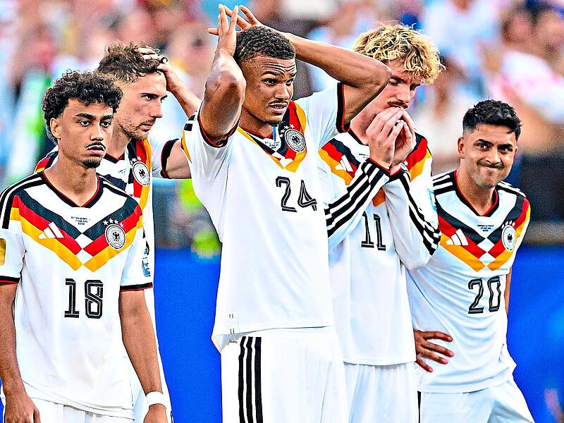 So sehen Verlierer aus: Das DFB-Team um (von links) Nathaniel Brown, Leon Goretzka, Malick Thiaw, Nick Woltemade und Nadiem Amiri scheitert an Paraguay.Tom Weller, dpa So sehen Verlierer aus: Das DFB-Team um (von links) Nathaniel Brown, Leon Goretzka, Malick Thiaw, Nick Woltemade und Nadiem Amiri scheitert an Paraguay.Tom Weller, dpa