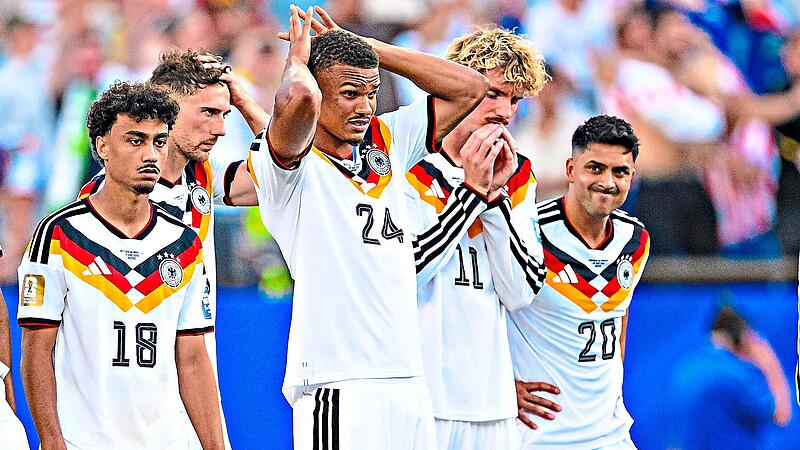 So sehen Verlierer aus: Das DFB-Team um (von links) Nathaniel Brown, Leon Goretzka, Malick Thiaw, Nick Woltemade und Nadiem Amiri scheitert an Paraguay.Tom Weller, dpa