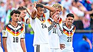 So sehen Verlierer aus: Das DFB-Team um (von links) Nathaniel Brown, Leon Goretzka, Malick Thiaw, Nick Woltemade und Nadiem Amiri scheitert an Paraguay.Tom Weller, dpa