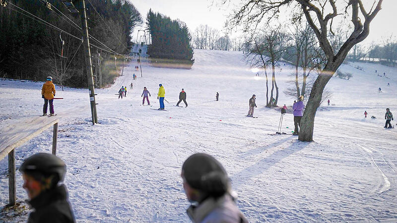 Seit 1985 l&auml;uft der Lift am R&ouml;thenhang in Neuschleichach &ndash; wenn genug Schnee liegt. Hier ein Bild aus j&uuml;ngeren Jahren.