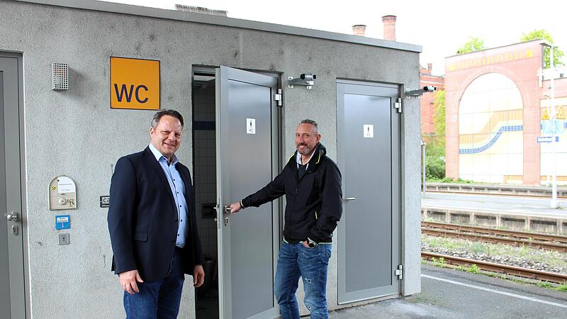 Die Vandalismusspuren konnten beseitigt werden &ndash; davon haben sich  Kulmbachs Oberb&uuml;rgermeister Ingo Lehmann (links) und Jens K&uuml;hnel von der st&auml;dtischen Tiefbauabteilung (rechts) pers&ouml;nlich &uuml;berzeugt.