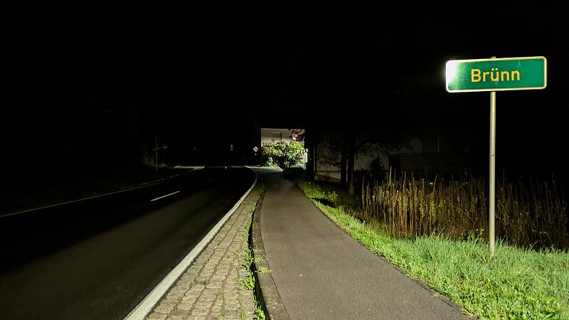 Die Bushaltestelle auf der linken Seite ist nachts nicht zu erkennen. Die Bushaltestelle auf der linken Seite ist nachts nicht zu erkennen.