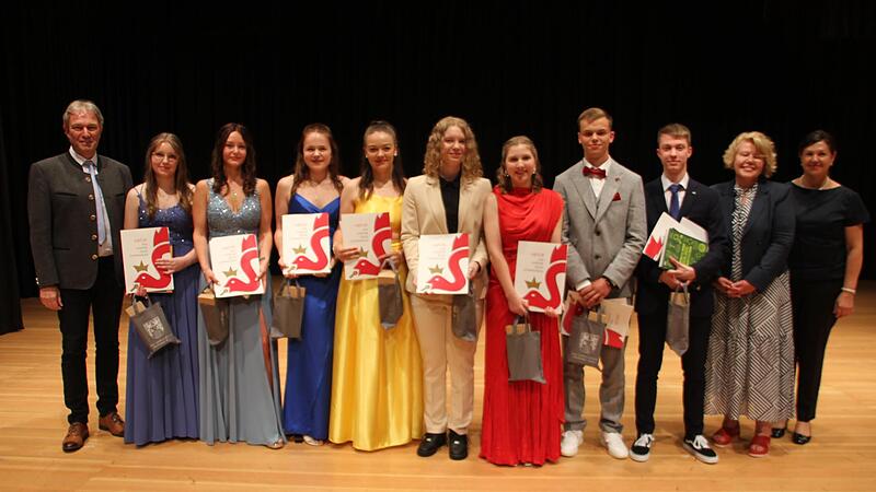 Diese Sch&uuml;ler erreichten ein echtes Einserabitur mit einem Notendurchschnitt von 1,5 und darunter. Mit im Bild Schulleiterin Claudia Metzner, Landrat Klaus L&ouml;ffler und B&uuml;rgermeisterin Angela Hofmann.