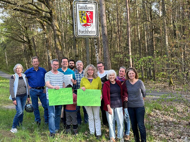 Bei einem Pressetermin genau an der Landkreisgrenze unterstrichen die Grünen aus den Landkreisen Forchheim und Erlangen-Höchstadt ihre Forderung nach einem grenzüberschreitenden Bus. Bei einem Pressetermin genau an der Landkreisgrenze unterstrichen die Grünen aus den Landkreisen Forchheim und Erlangen-Höchstadt ihre Forderung nach einem grenzüberschreitenden Bus.