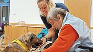Der Besuch der Hunde kommt bei den Seniorinnen gut an. 45 Minuten lang heißt es im Altenkunstadter Pflegezentrum St. Kunigund: Spielen, Kuscheln und das ein oder andere Leckerli verteilen. Für Hund und Mensch bedeutet der Besuch Glückshormone pur.