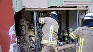 Auto kracht in Hauswand Auto kracht in Hauswand