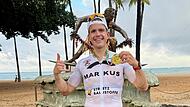 Markus Geiger nach seinem Marathon auf Honolulu mit seiner erlaufenen Medaille.