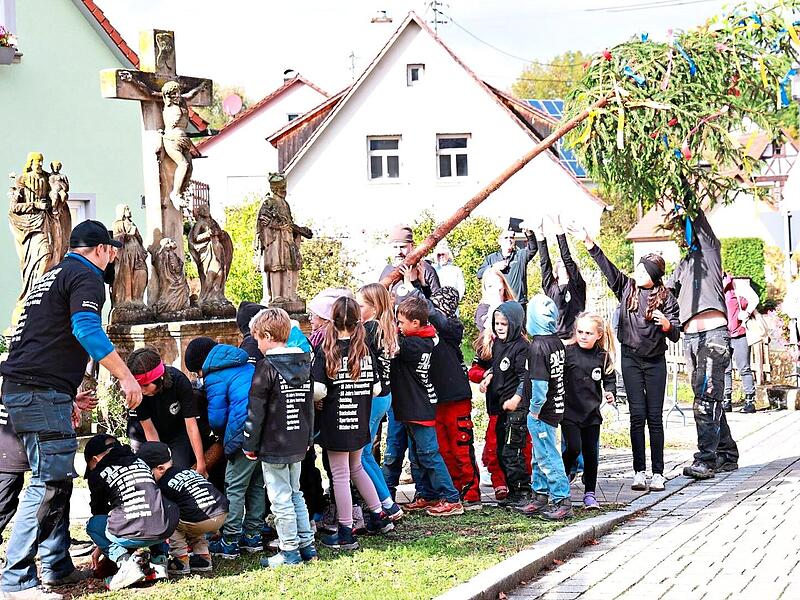 Auch die Kinder durften in Weigelshofen erstmals ihren eigenen Kirchweihbaum aufstellen. Mathias Erlwein