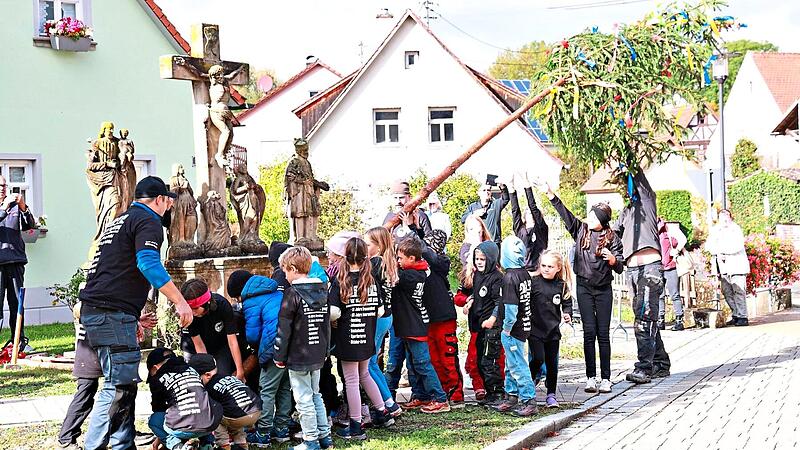 Auch die Kinder durften in Weigelshofen erstmals ihren eigenen Kirchweihbaum aufstellen. Mathias Erlwein