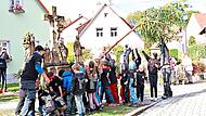Auch die Kinder durften in Weigelshofen erstmals ihren eigenen Kirchweihbaum aufstellen. Mathias Erlwein Auch die Kinder durften in Weigelshofen erstmals ihren eigenen Kirchweihbaum aufstellen. Mathias Erlwein