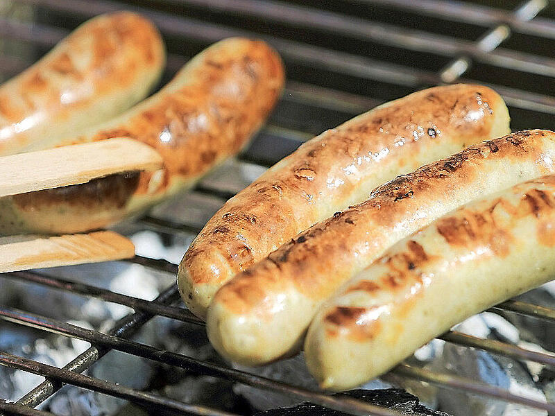 Bratwürste auf dem Grill (Symbolbild).