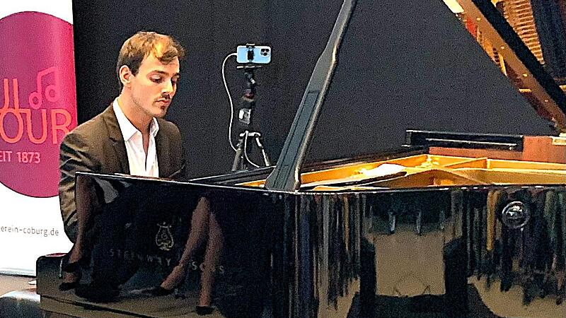 Wippende Frauenbeine spiegelt der Steinway-Flügel beim virtuosen Spiel von Aaron Pilsan.