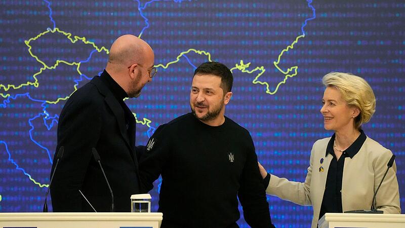 Wolodymyr Selenskyj (Mitte) sucht den Schulterschluss mit der EU in Gestalt von Charles Michel und Ursula von der Leyen.