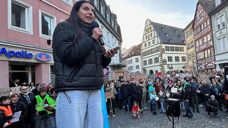 Demonstration gegen rechts am vergangenen Samstagnachmittag in Kitzingen: Melisa Kasikcioglu rief zum Handeln auf, ehe es zu sp&auml;t ist.