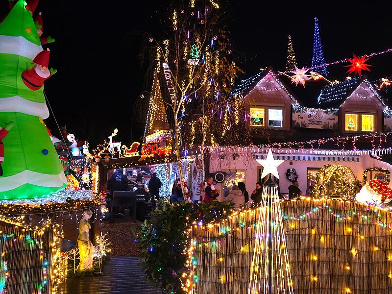 Es leuchtet wieder: Seit Samstag (29. November) erstrahlt das Drügendorfer Weihnachtshaus wieder in vollem Glanz. Bis Januar können Familien vorbeikommen.