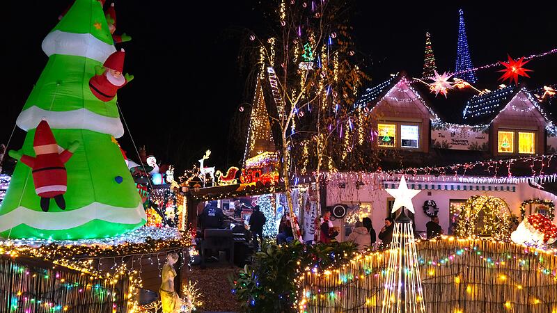 Es leuchtet wieder: Seit Samstag (29. November) erstrahlt das Dr&uuml;gendorfer Weihnachtshaus wieder in vollem Glanz. Bis Januar k&ouml;nnen Familien vorbeikommen.