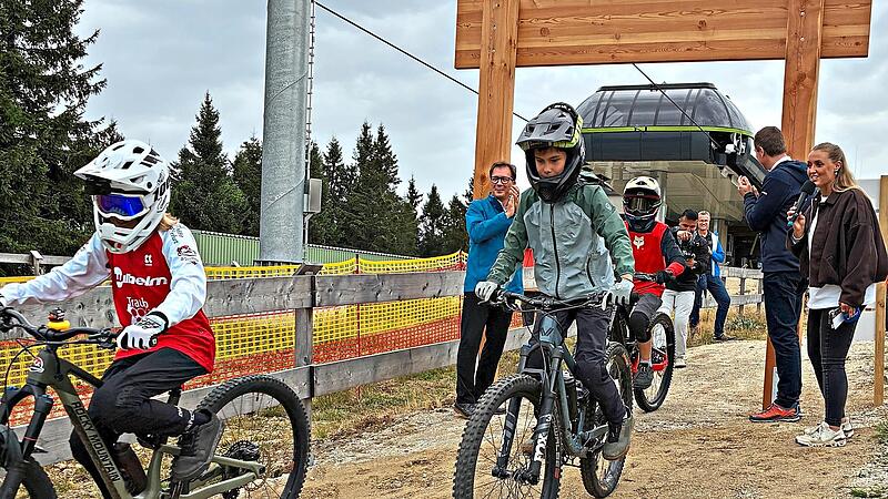 Die ersten Mountainbiker testen die neuen Trails am Ochsenkopf. Landratsamt Bayreuth