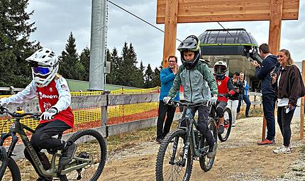 Die ersten Mountainbiker testen die neuen Trails am Ochsenkopf. Landratsamt Bayreuth Die ersten Mountainbiker testen die neuen Trails am Ochsenkopf. Landratsamt Bayreuth