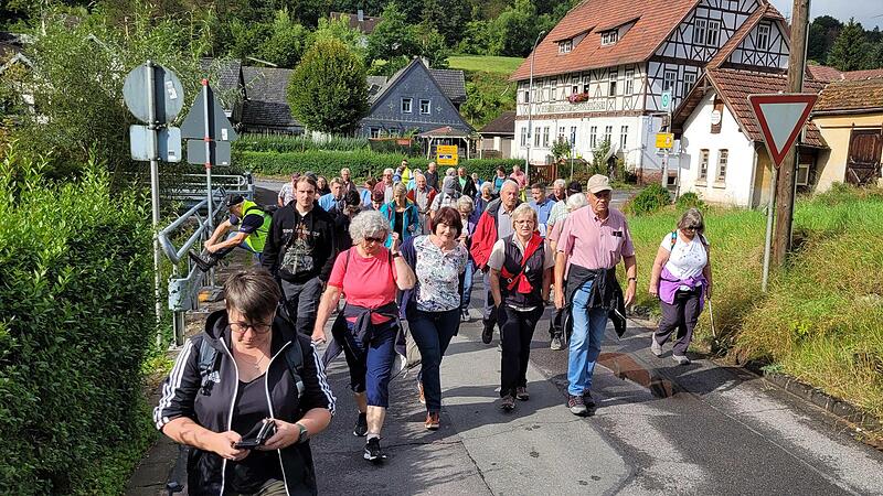 Rund 50 Lautertaler folgten der Einladung von Bürgermeister Karl Kolb, um den „Premium-Wanderweg“ von Tremersdorf hoch zum Rottenbacher Moor nach dessen Beschilderung offiziell in Beschlag zu nehmen.