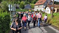 Rund 50 Lautertaler folgten der Einladung von Bürgermeister Karl Kolb, um den „Premium-Wanderweg“ von Tremersdorf hoch zum Rottenbacher Moor nach dessen Beschilderung offiziell in Beschlag zu nehmen.