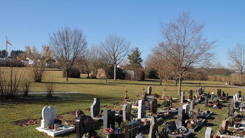 Hinter den Familiengr&auml;bern bietet der H&ouml;chstadter Friedhof An der Birkach viel Platz f&uuml;r einen Waldfriedhof.