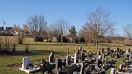 Hinter den Familiengr&auml;bern bietet der H&ouml;chstadter Friedhof An der Birkach viel Platz f&uuml;r einen Waldfriedhof.