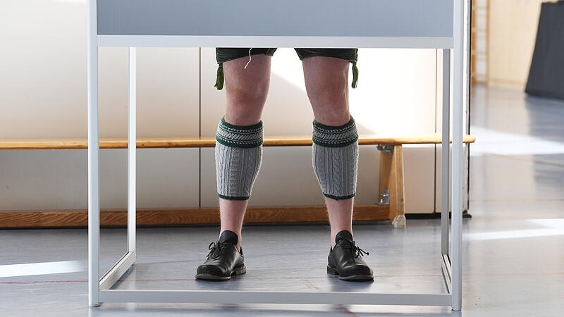 Bayern, Garmisch-Partenkirchen: Ein Mann in bayerischer Tracht gibt seine Stimme f&uuml;r die Bundestagswahl 2021 in einem Wahllokal ab.
