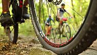 Nicht unter die Räder kommen! In diesem Sommer sind vermehrt Klagen laut geworden, dass sich das Verhältnis zwischen Mountainbikern und Wanderern gerade im Kreuzberg-Gebiet verschlechtert hat.  Foto: Alexander Mengel