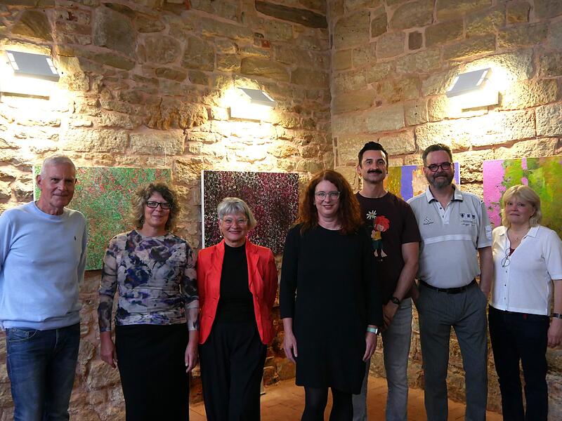 Paul Kemmer (von links), Heidi Lauter, Eva Feichtinger, Katja Then, Christian Horras,  Stephan Mundi und Museumsleiterin Annette Sp&auml;th im Ausstellungsraum.