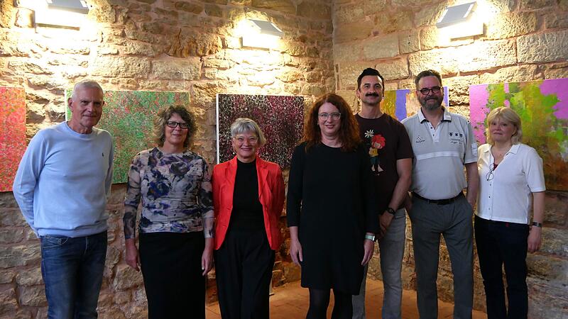 Paul Kemmer (von links), Heidi Lauter, Eva Feichtinger, Katja Then, Christian Horras, Stephan Mundi und Museumsleiterin Annette Späth im Ausstellungsraum. Paul Kemmer (von links), Heidi Lauter, Eva Feichtinger, Katja Then, Christian Horras, Stephan Mundi und Museumsleiterin Annette Späth im Ausstellungsraum.