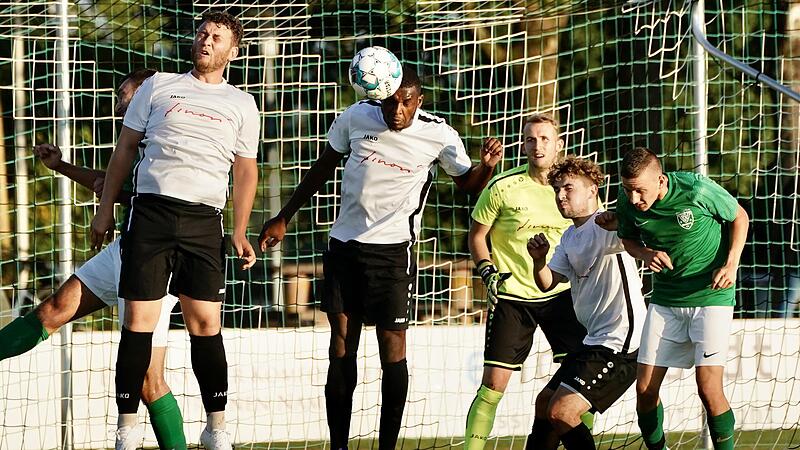 Sylvia-Verteidiger Boris Nana Tonzi klärt einen Ball im Heimspiel gegen den TSV Neukenroth. Sylvia-Verteidiger Boris Nana Tonzi klärt einen Ball im Heimspiel gegen den TSV Neukenroth.