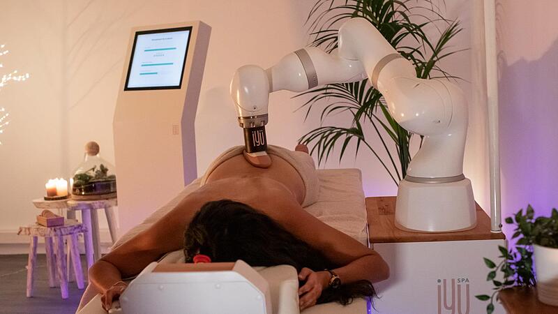 Der Massage-Roboter bei seiner wohltuenden Arbeit. Der Massage-Roboter bei seiner wohltuenden Arbeit.