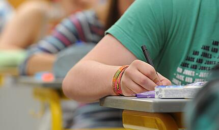 In diesem Jahr finden Abschlusspr&uuml;fungen an bayerischen Realschulen bei extremer Hitze statt. (Symbolbild)