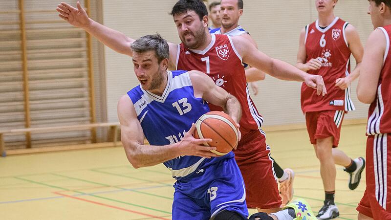 Thomas Kurth (mit Ball) tut sich schwer, gleichzeitig Spieler und Trainer des TSV Ebermannstadt zu sein.Forchheim & Fr&auml;nkische Schweiz