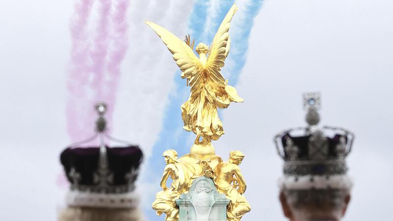 Schön, aber teuer: die „Red Arrows“, das Kunstflugteam der britischen Luftwaffe, bei ihrer Show am Rande der Krönungsfeier, hier bestaunt von König Charles III. und Königin Camilla.